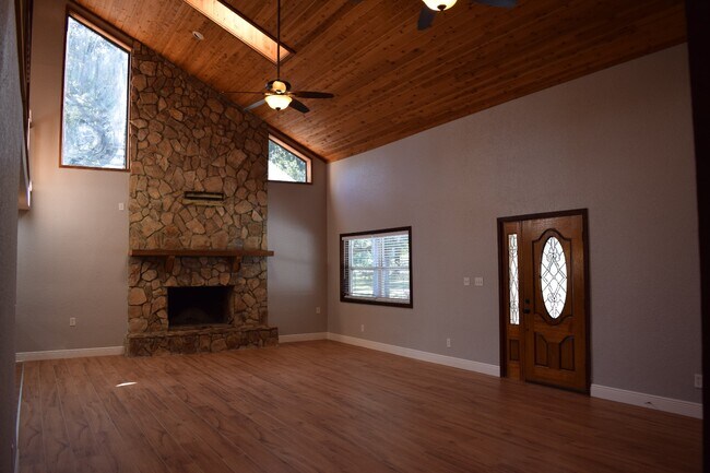 Building Photo - 2718 Viola Ln