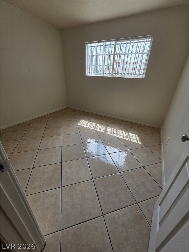 Building Photo - 412 W Monroe Ave