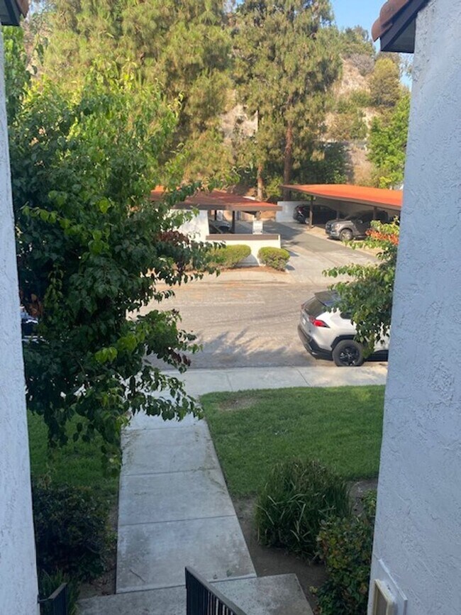 Building Photo - LOCATION, LOCATION 2 Bedroom 2 Bathroom Condo