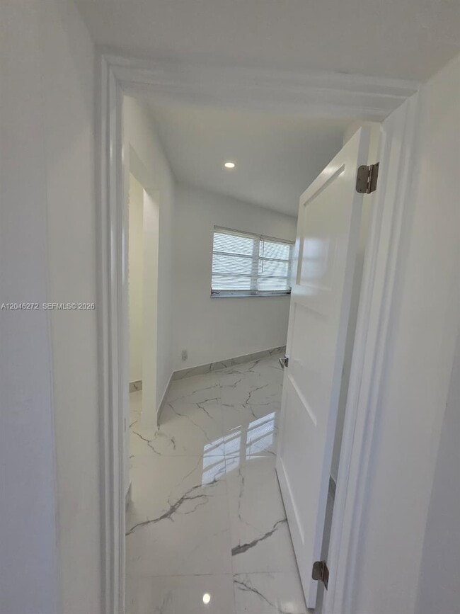 Building Photo - 305 SE Airoso Blvd