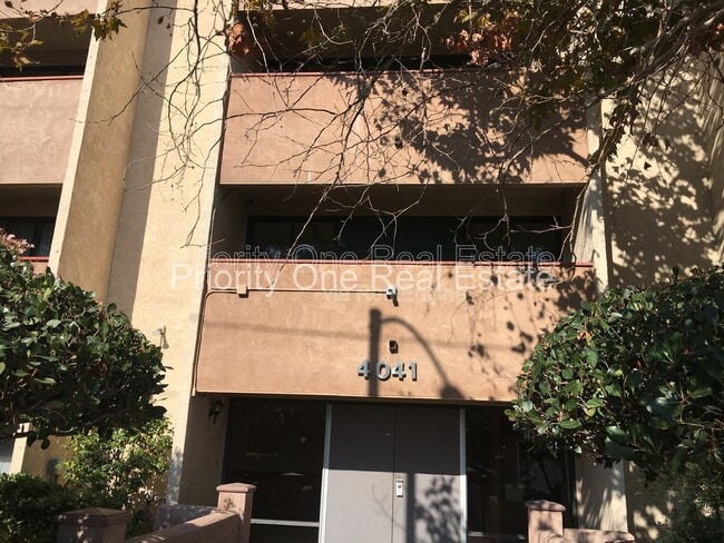 Building Photo - 4041 Oakcrest Dr