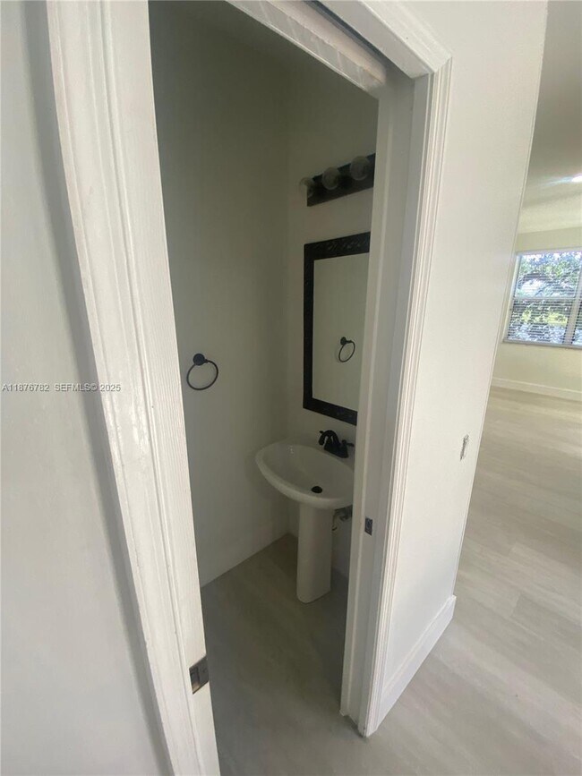 Building Photo - 241 E Bayridge Dr