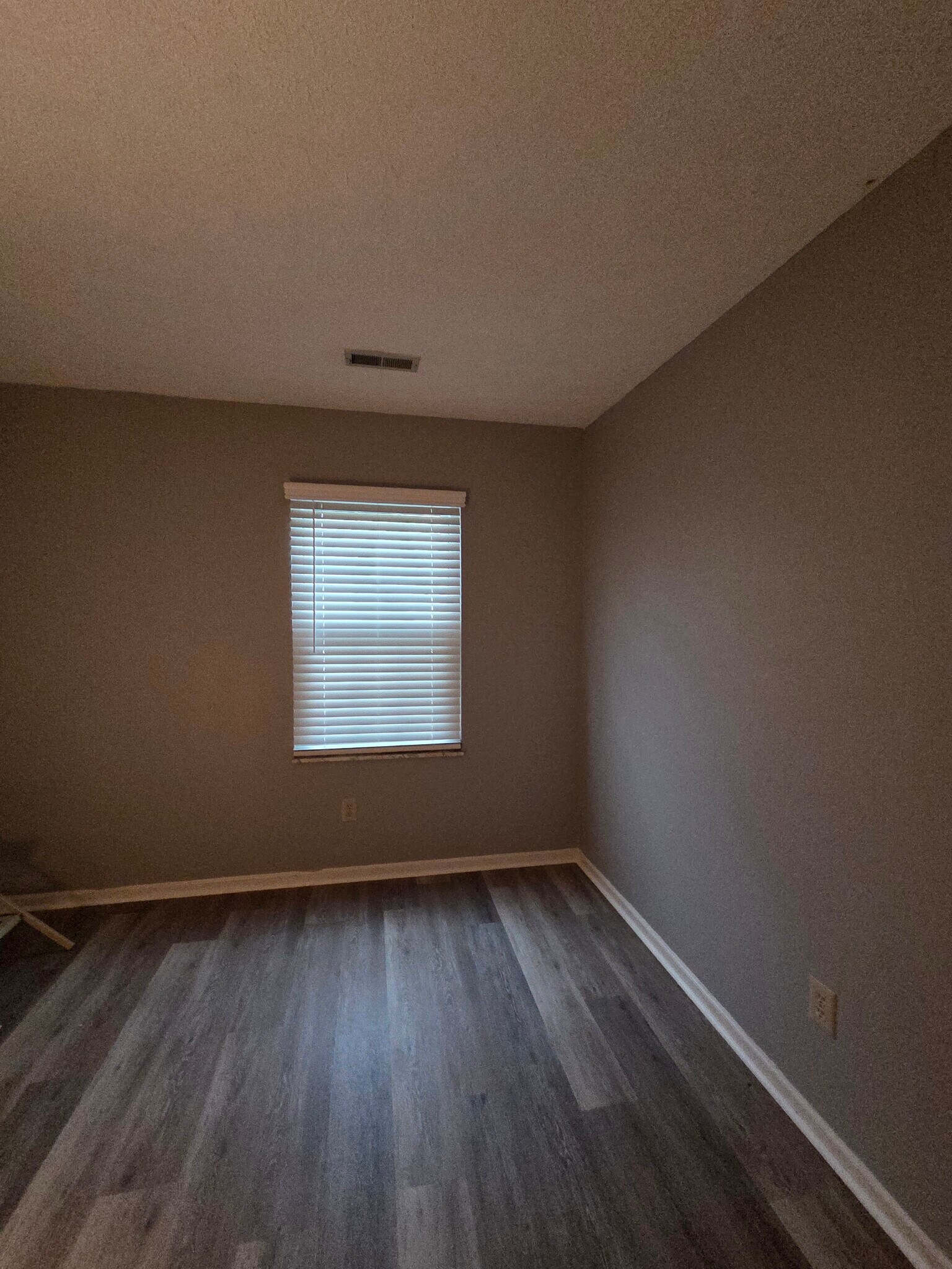 New Blinds for bedroom included - 829 Applewood Ln
