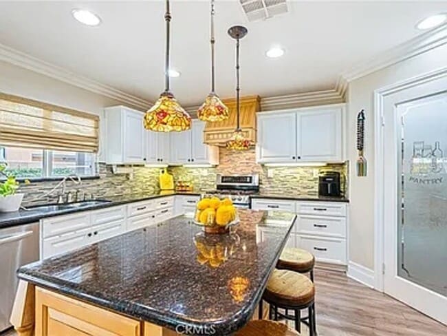 Building Photo - Absolutely Stunning home in Eastvale & loc...