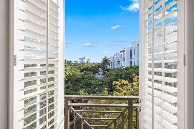 Building Photo - 285 SE 6th Ave