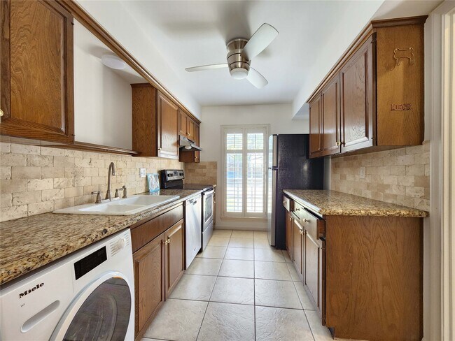 Building Photo - 6340 Chevy Chase Dr