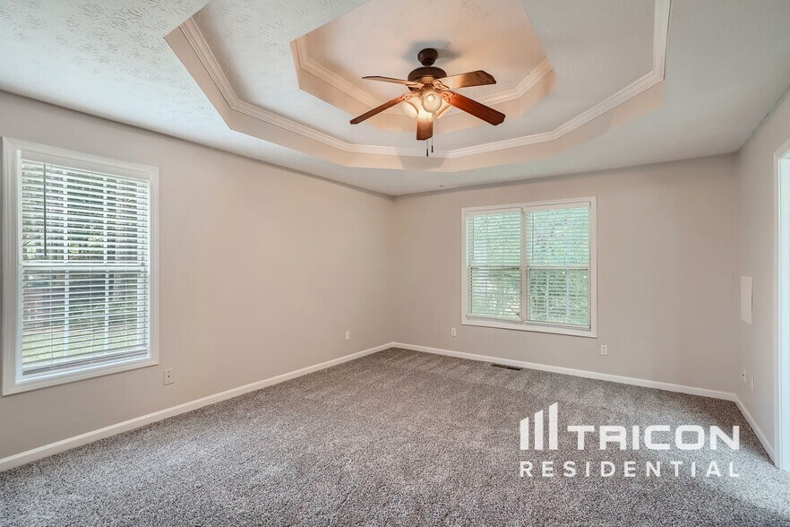Building Photo - 930 Willow Hollow Dr