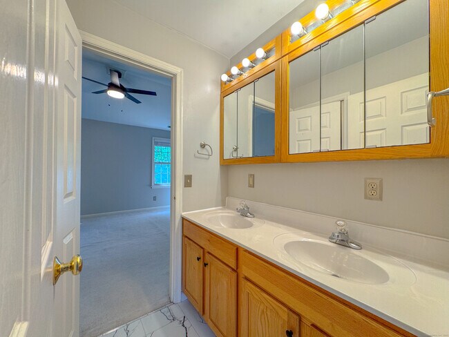 Building Photo - 19 Hawthorne Dr