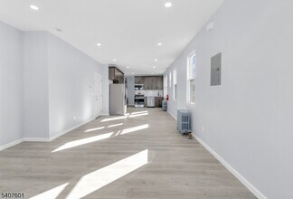 Building Photo - 918 Pennington St