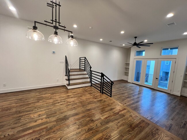 Building Photo - 3 story townhome with modern upgrades