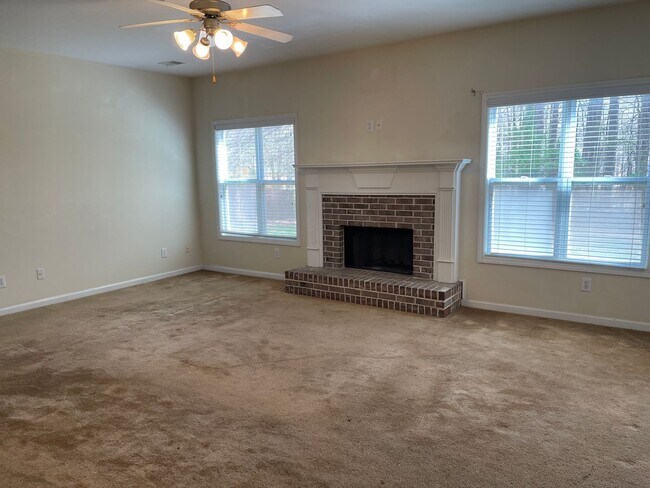 Building Photo - Large Home on Cul-de-sac