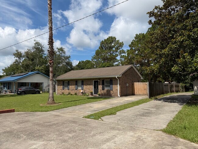 Building Photo - 921 Greenbriar Rd