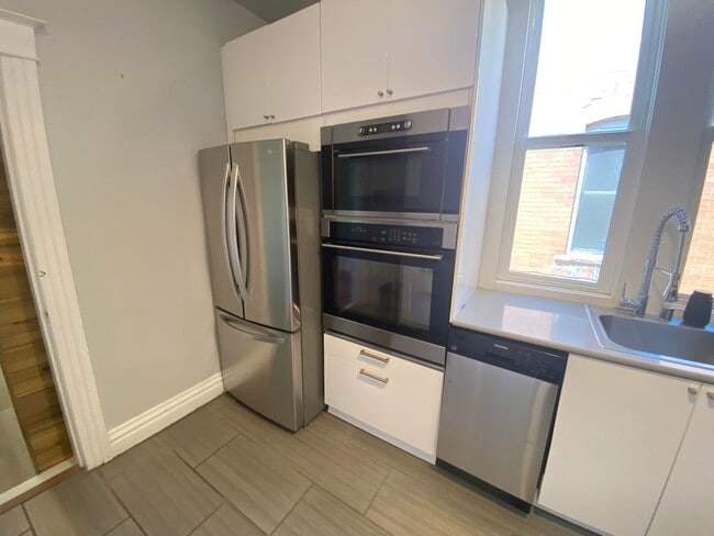 Building Photo - Beautiful 2 Bed 1 Bath Rowe Home in Washington Park Neighborhood