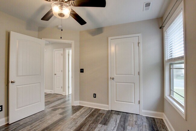 Building Photo - Sharp 3bed 2 ba.  upgrades throughout.