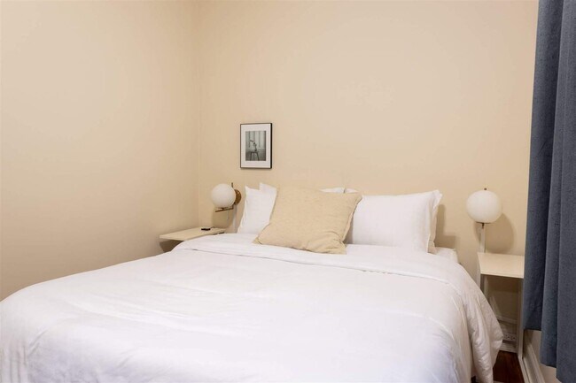 Building Photo - 1542 N Oakley Blvd