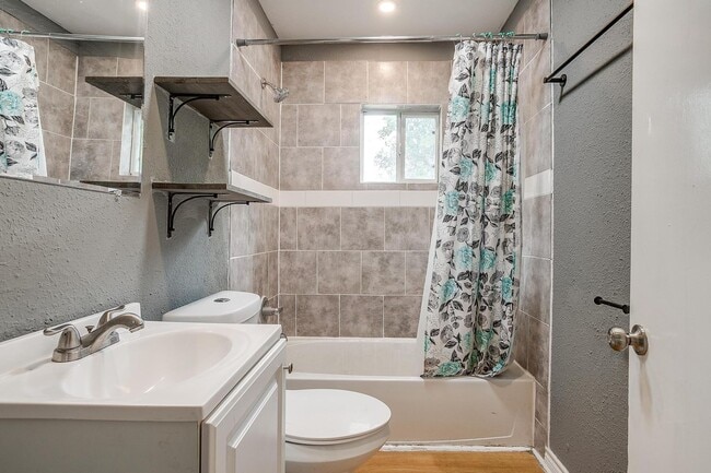 Building Photo - Amazing 2 Bed- 1 Bath Home in West Fort Wo...