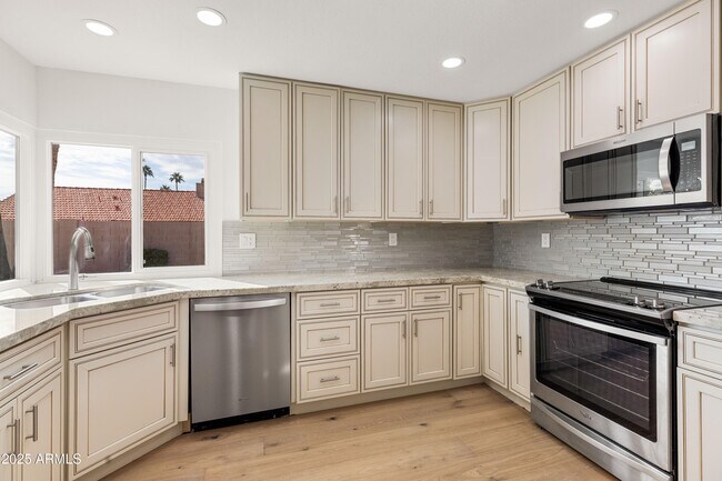 Building Photo - 9009 E Sahuaro Dr
