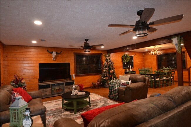 Building Photo - 2611 Primrose Dr