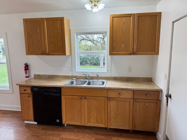 Building Photo - Updated 3 bedroom, 1 bath house in Springfield!