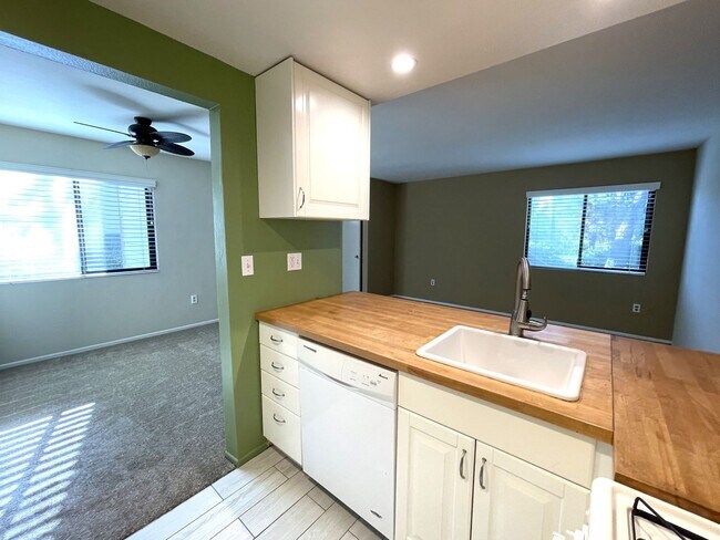 Building Photo - ***Move in Special*** Lovely Condo Available in Vista!