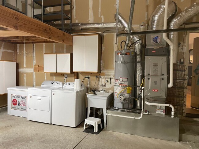 Building Photo - Beautiful End Unit Condo in Bennett Valley!