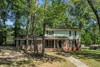 Building Photo - Large 4 Bedroom 3 Bath Home