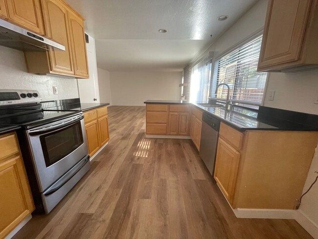 Building Photo - 5 bedroom Pet Friendly remodeled home in P...