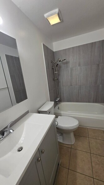 Building Photo - 2530 S Parkcrest Dr