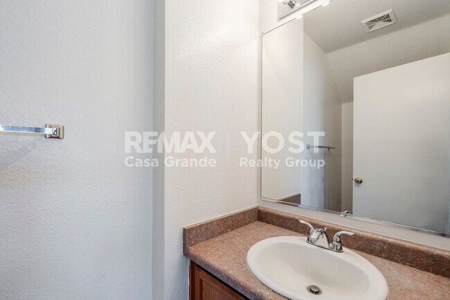 Building Photo - Spacious Living in SK Ranch!