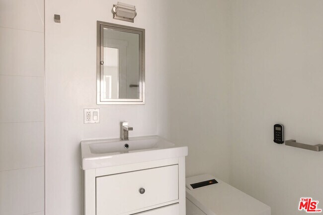 Building Photo - 150 Anita Dr