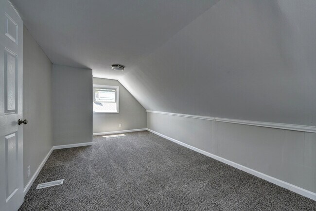Building Photo - E 337