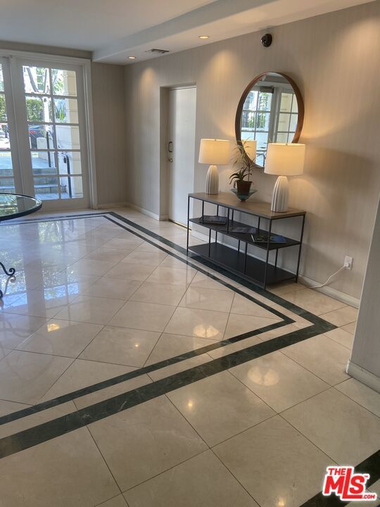 Building Photo - 435 Arnaz Dr