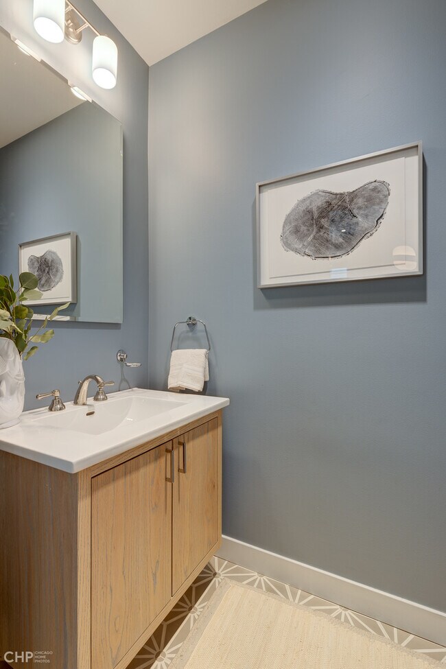 Building Photo - 2663 N Marshfield Ave