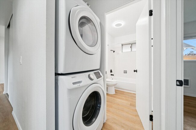 Building Photo - 5143-5145 SE Knight