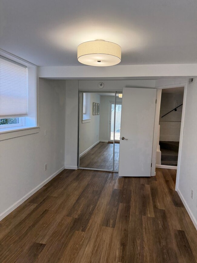 Building Photo - 879 E 28th St