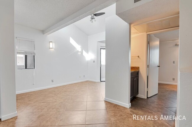 Building Photo - Availabe now 1 bed 1 bath