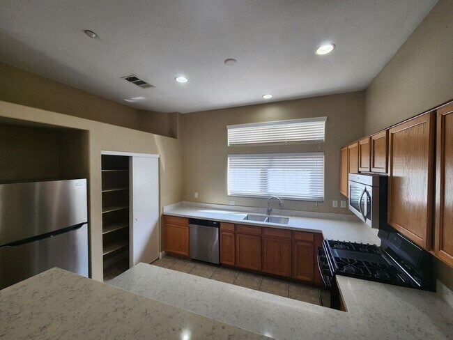 Building Photo - A Fabulous 3 Bedroom Townhome In North Las...