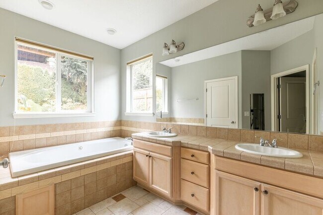 Building Photo - 11528 SE Verns Way