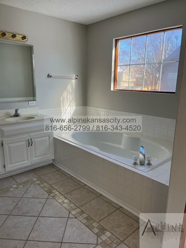 Building Photo - Beautiful California Split in Platte County