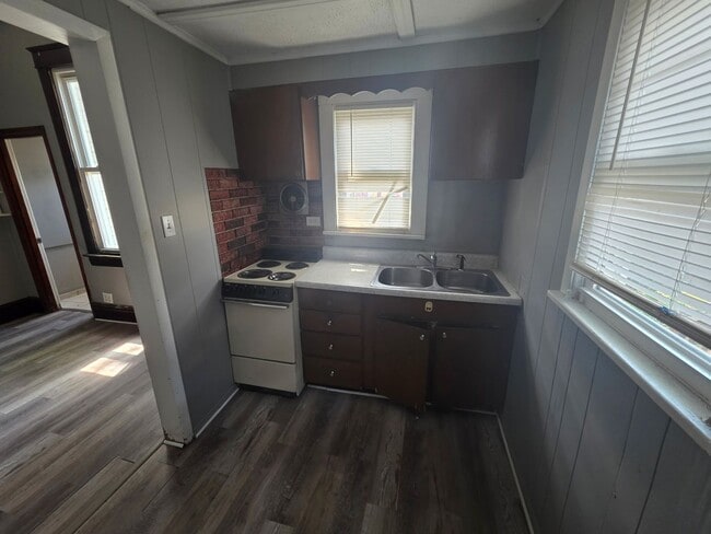 Building Photo - Nicely updated 1 BR