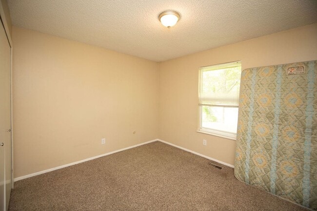 Building Photo - Great 4 bedroom Ranch style home!