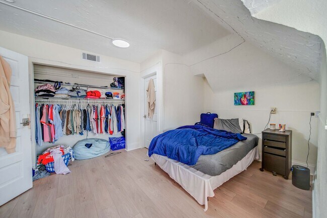 Building Photo - Massive Newly Renovated 11-Bedroom House o...