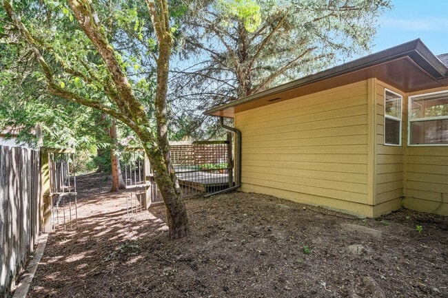 Building Photo - Charming, retro 2-bdrm/2-bath ranch w/ lar...