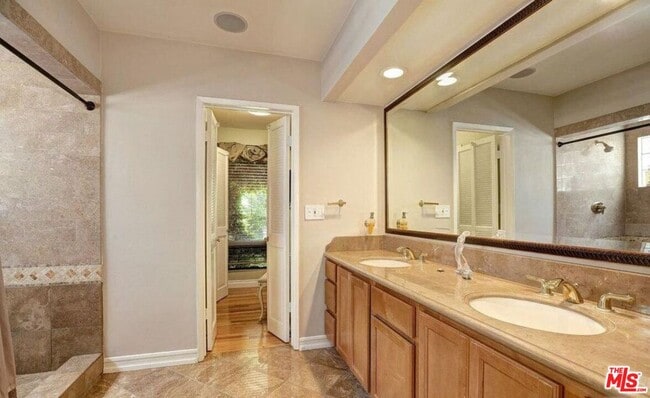 Building Photo - 3076 Earlmar Dr