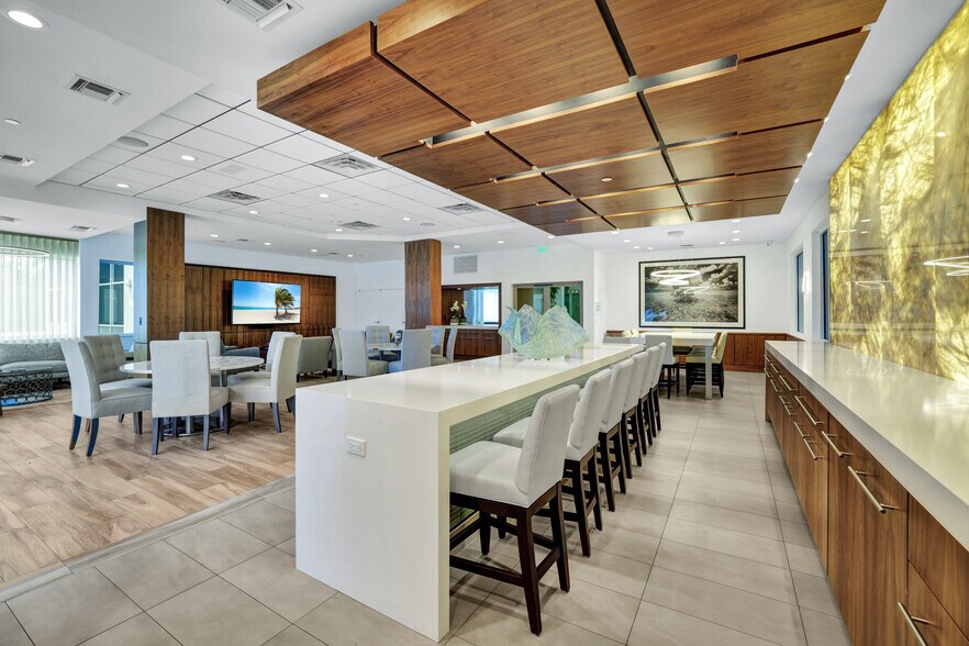 Building Photo - 6361 Pelican Bay Blvd