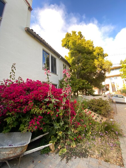 Building Photo - 1701 Le Roy Ave