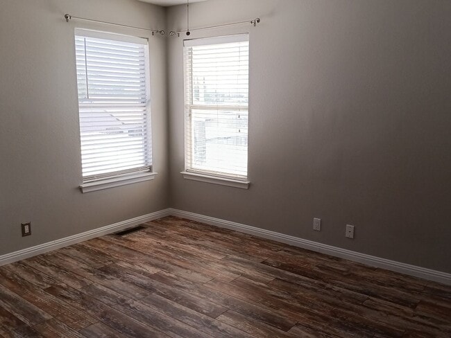 Building Photo - 3 Bedroom, 2.5 Bathroom Home! Schedule a Showing!