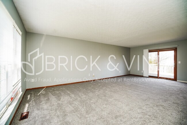 Building Photo - 950 Radbourne Dr