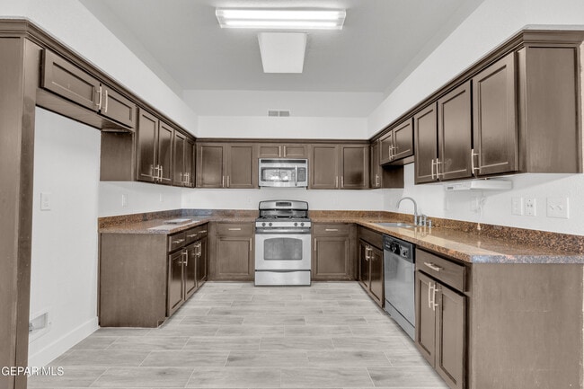 Building Photo - 6541 Dakota Ridge Dr