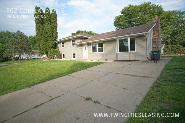 Building Photo - 902 Cortland Dr S